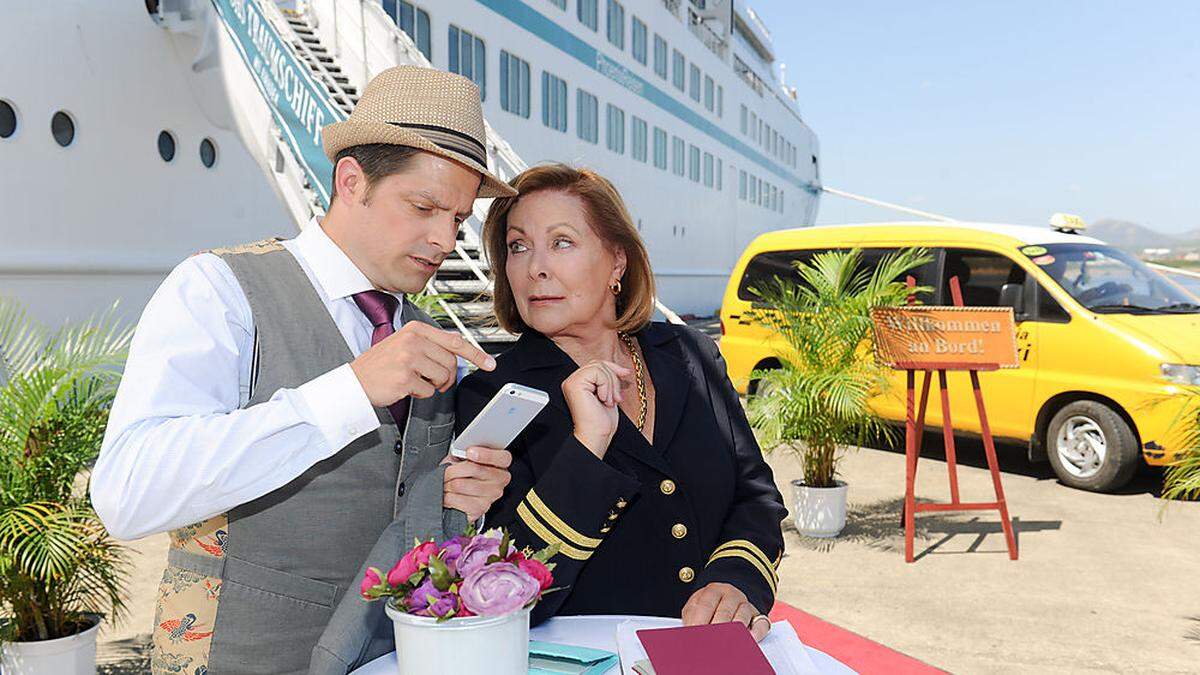 Daniel Buder und Heide Keller vor der MS Amadea