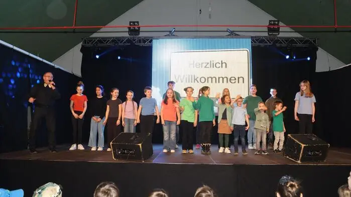 Mehr als 70 Tanz- und Musikbegeisterte wirkten dieses Jahr bei der traditionellen Playback-Show in Edelsbach mit