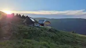 Almhütte bei Sonnenuntergang | Almromantik pur auf der Saualpe: Die Ladingerhütte will wieder verpachtet werden