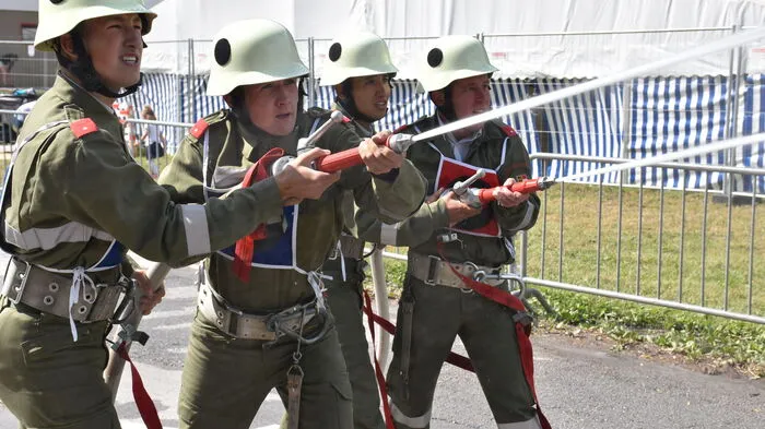 Die FF Zwickenberg beim Löschangriff.