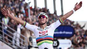 Mathieu van der Poel | Mathieu van der Poel jubelt über seinen zweiten Sieg im Velodrome von Roubaix 