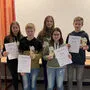 Die Sieger des Borgathlons 2020 mit Direktor Manfred Regner und Wettbewerbsorganisatorin Michaela Meyer