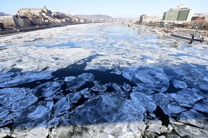 Bulgarien hat die Donau-Schifffahrt wegen Eisschollen auf dem gemeinsamen Abschnitt mit Rumänien eingestellt. Der Fluss sei bis zu 70 Prozent mit Treibeis bedeckt