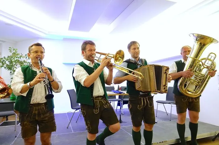 Zur Begeisterung des zahlreich gekommenen Publikums spielten, sangen und untermalten  "Die Rougler" steirisch, klassisch bis hin zu Jazzelementen die volxsmusikalische Begegnung der anderen Art.