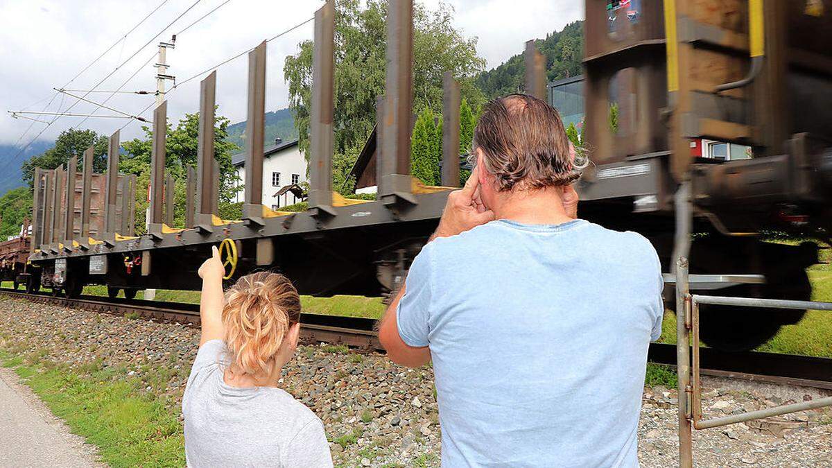 Wenn ein Güterzug vorbei rattert, halten sich die Gäste die Ohren zu 