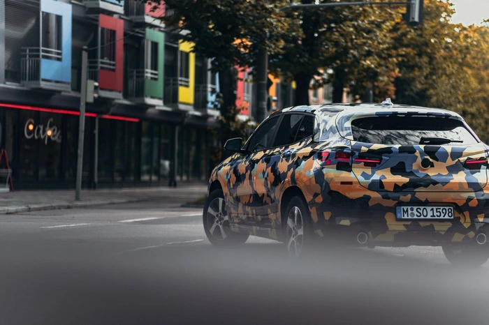Dabei bleibt er optisch nahe an der Studie, die die Bayern im Herbst 2016 auf dem Autosalon in Paris gezeigt haben: Die Doppelniere im Zentrum der Front kehrt die bisher bekannte Trapezform um und wird nach unten hin breiter.