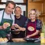 TVB-Obmann Franz Theurl, Koch Hans-Peter Sander, Bürgermeisterin Elisabeth Blanik beim Anrichten der Topfenknödel