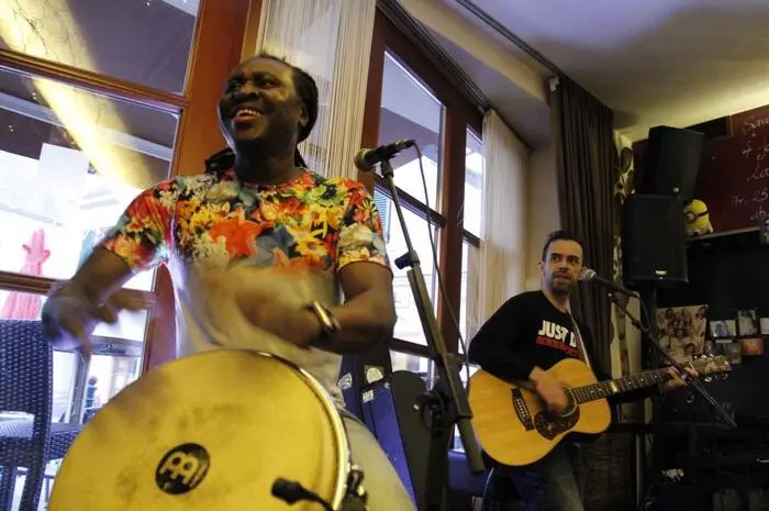 Sam Brisbe und Lee Hofmann alias "Bushfire Orchestra" im Cafe Weberhaus.