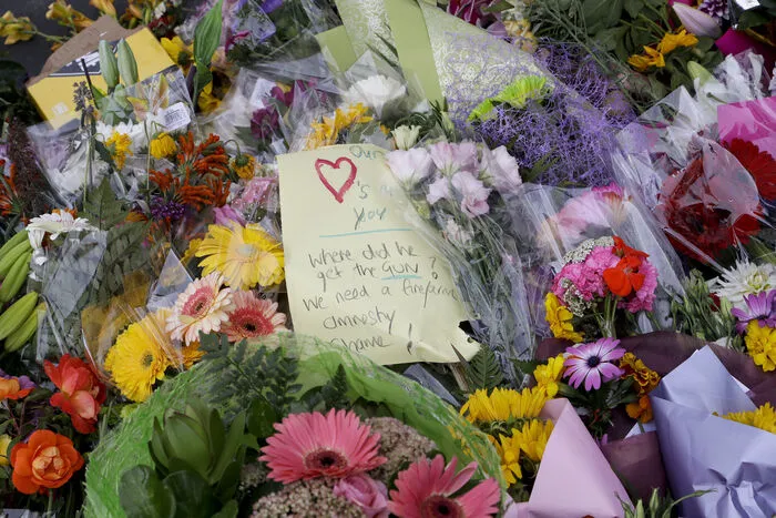 Neuseeland sei als Anschlagsort ausgewählt worden, "weil wir für Vielfalt, Herzlichkeit, Mitgefühl stehen". Das Land sei "Heimat für die, die unsere Werte teilen. Zuflucht für die, die es brauchen." Und diese "Werte werden nicht und können nicht durch diesen Angriff erschüttert werden", betonte Ardern. Rechtsextremismus verurteilte Ardern scharf.