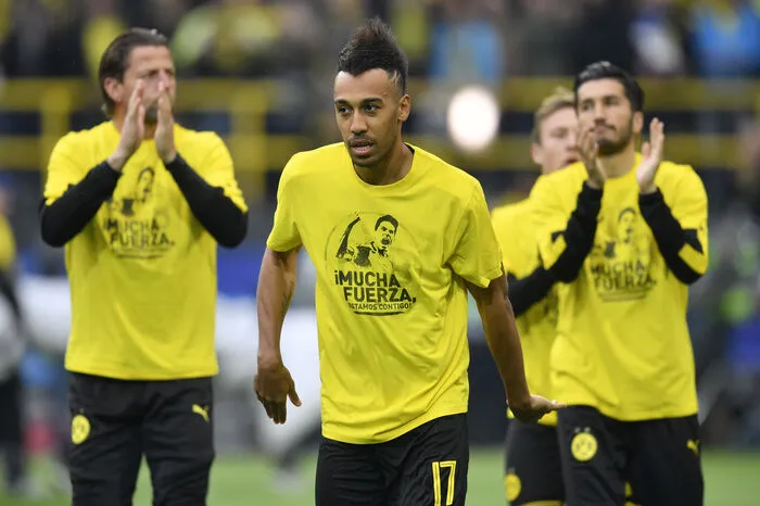 Die Dortmund-Spieler dachten an ihren Kollegen Marc Bartra, der beim Anschlag einen Bruch der Speiche und Fremdkörper-Einsprengungen erlitten hatte. Der Spanier meldete sich nach der OP auf Instagram, es geht ihm bereits besser.
