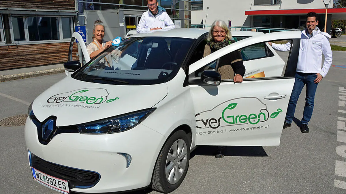 Corinja Hein, Martin Auer, Marie Kofler und Harald Messner mit dem Renault Zoe des Vereins Ever-Green E-Carsharing