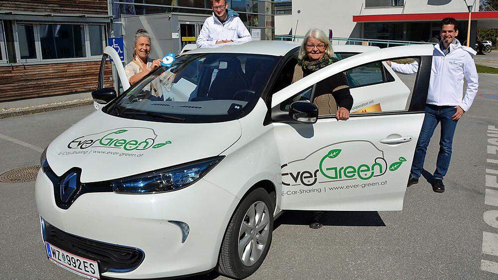Corinja Hein, Martin Auer, Marie Kofler und Harald Messner mit dem Renault Zoe des Vereins Ever-Green E-Carsharing