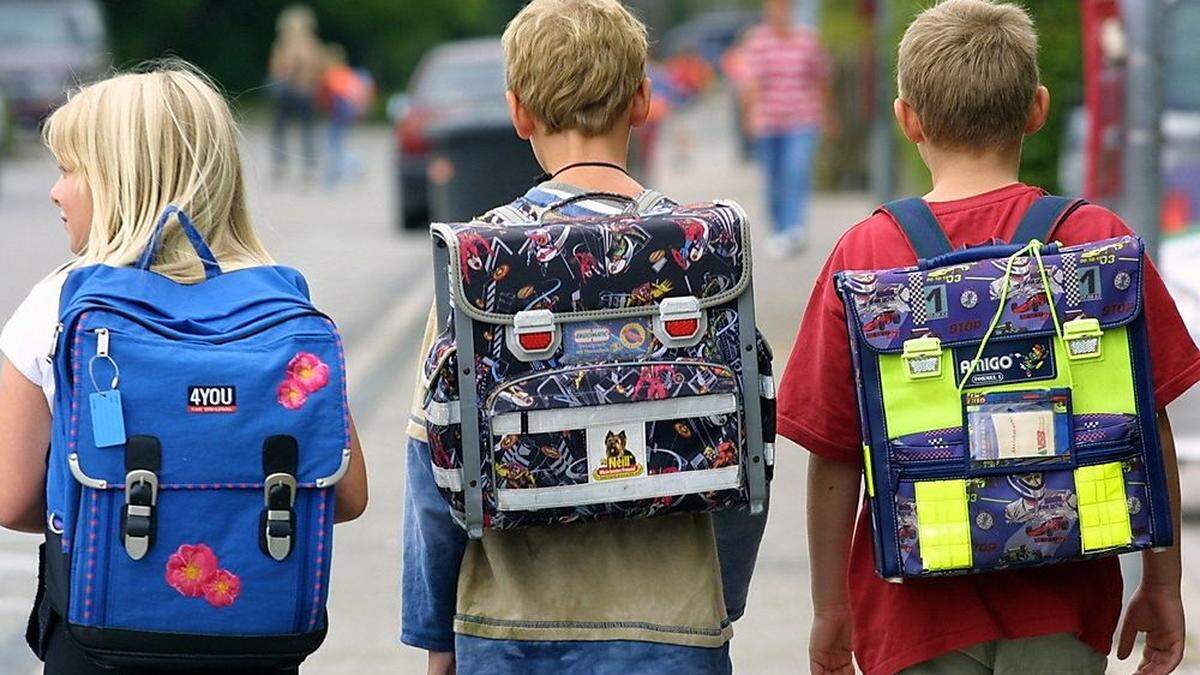 Laut Gesetz hat der Schulwart die Schule 15 Minuten vor Schulbeginn aufzusperren