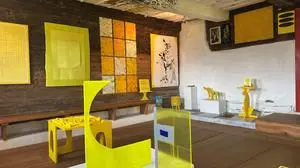 Eine Farbe, viele Formen im alten Mesnerhaus in Außerteuchen