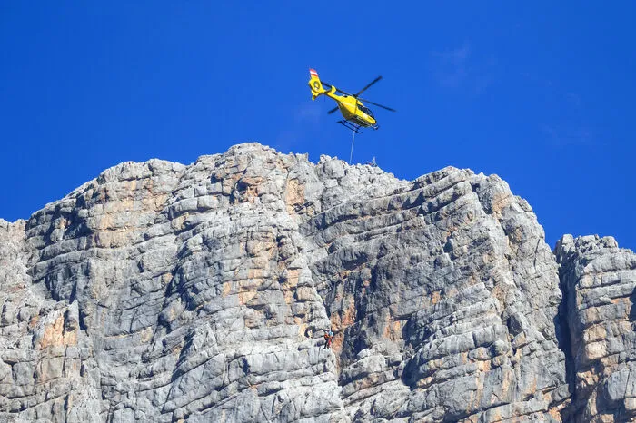 57 Jahre alter Alpinist aus Niederösterreich verunglückte beim Klettern am Dachstein tödlich. Der erfahrene Bergsteiger verlor am sogenannten "Steinerweg" im Vorstieg aus bislang unbekannter Ursache den Halt.