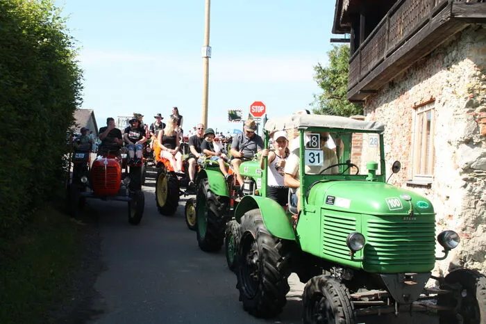 Weitere Höhepunkte waren die Kindertraktorrallye und das durchgeführte Maibaum-Umschneiden durch einen Harvester.