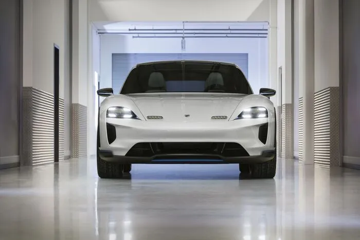 Porsche zeigt mit dem Mission E Cross Turismo die Konzeptstudie eines elektrisch angetriebenen Crossovers. Zu den Stärken des Viertürers zählen das Design mit prägnanten Offroad-Elementen sowie das neuartige Anzeige- und Bedienkonzept mit Touch-Screen und Blicksteuerung.