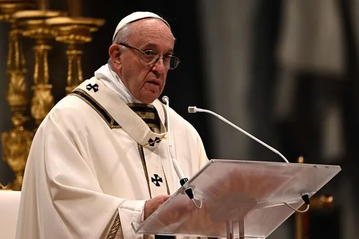 Die Weisen ließen sich vom Stern führen und blickten in den Himmel. Auch die Menschen heute sollten sich von großen Idealen führen lassen und sich nicht begnügen, dahinzusiechen, sagte der Papst.