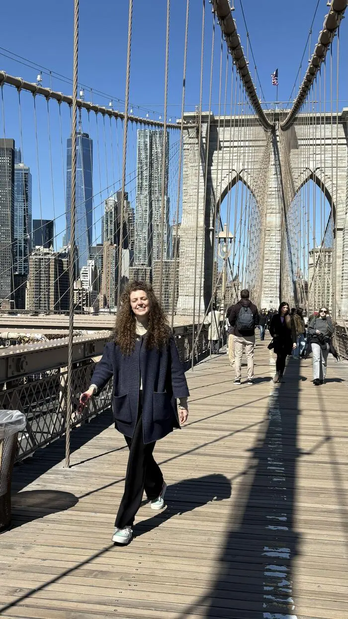 Franziska Gantschnig auf der Brooklyn Bridge in New York
