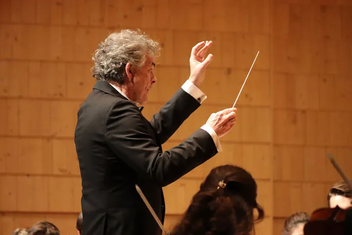 Michael Lessky, Dirigent und Mastermind der Jungen Philharmonie Wien bringt die Lulu-Suite aus der Oper “Lulu” zum Klingen. 