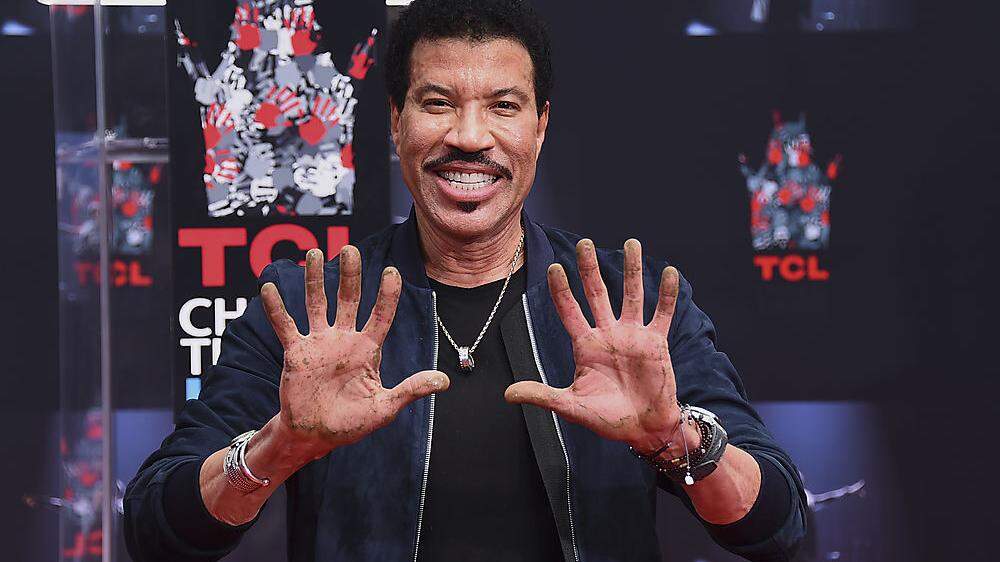 Lionel Richie zeigt seine dreckigen Hände