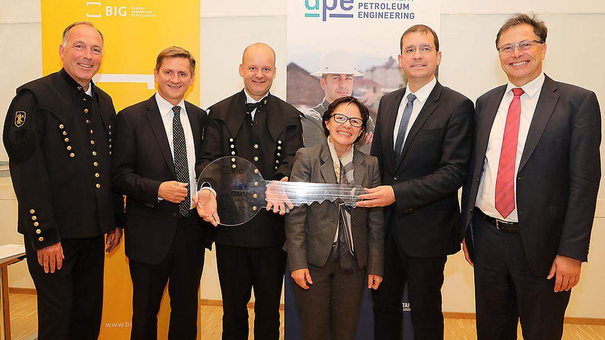 Am Dienstag wurde das Rabcewicz-Gebäude in Leoben offiziell eröffnet: Chris Veit (OMV), Bürgermeister Kurt Wallner, Departmentleiter Gerhard Thonhauser, Vizerektorin Martha Mühlburger, Hans-Peter Weiss (BIG) und Rektor Wilfried Eichlseder (von links)