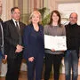 In der Mitte: Landesrätin Beate Palfrader überreicht  Ramona Leiter, Lehrerin an der NMS Sillian, die Auszeichnung
