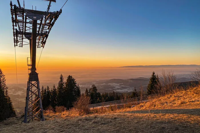 Die Schöcklseilbahn im Lichte des Sonnenaufgangs. Die erste Gondel fährt erst um 9 Uhr.