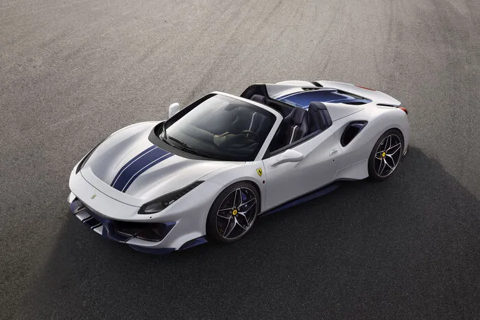Ermöglicht wird dies durch den bislang leistungsstärksten V8-Motor von Ferrari: Der 4-Liter-Biturbo-V8 bringt 720 PS auf die Straße und verbindet diese Leistung mit 770 Newtonmetern Drehmoment. Die Hundert fällt nach 2,85 Sekunden.