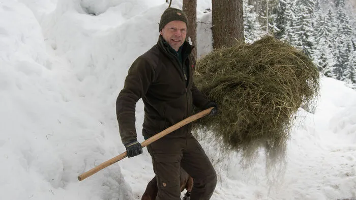 Heimo Kranzer bei der Wildtierfütterung
