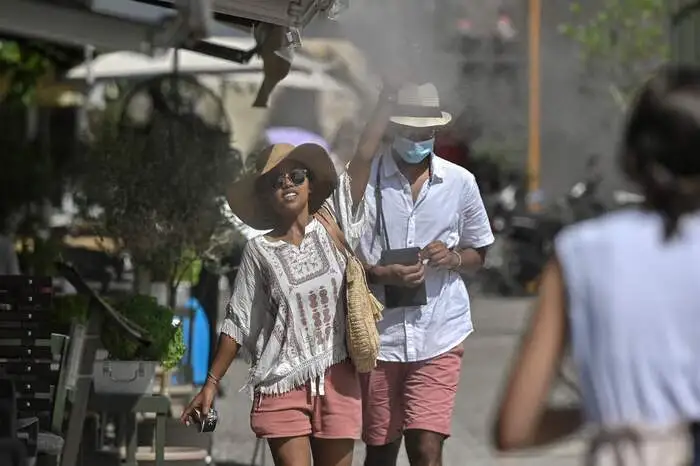 Nachdem in den vergangenen drei Tagen stellenweise Werte um die 43 Grad gemessen worden waren, sollen die Thermometer am Wochenende und die ganze kommende Woche tagsüber bis zu 46 Grad zeigen.