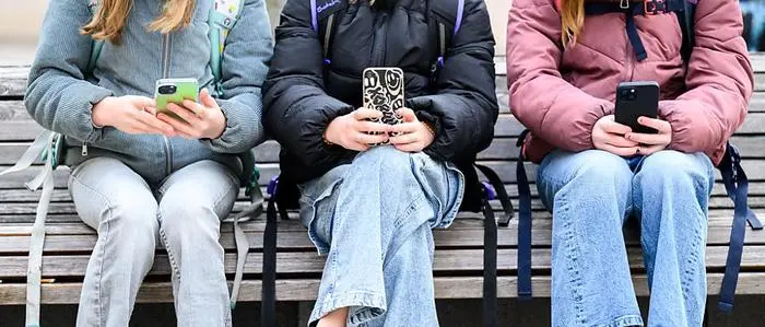 Illustration zum Thema "Schule / Smartphone / Schüler / Handy / Handyverbot / Kinder". Schüler mit Handys am Mittwoch, 12. März 2025 in Wien. Die neue Bundesregierung plant ein bundesweites Handyverbot bis zur Oberstufe in Schulen.