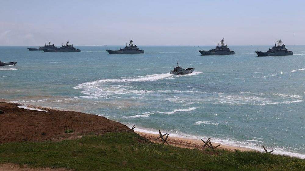 Russische Kriegsschiffe bei der Militärübung auf der Krim