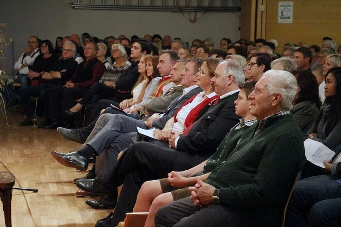 ...in den vollen Kultursaal der Gemeinde im Ortszentrum.