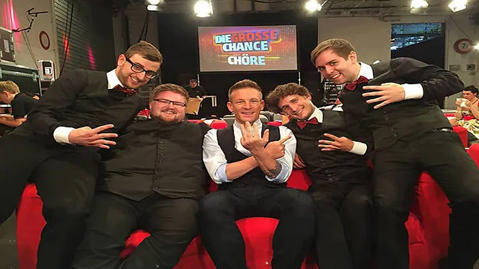 „4ME“ mit Lukas Joham (Zweiter von links) freuen sich mit Moderator Andi Knoll auf das Finale