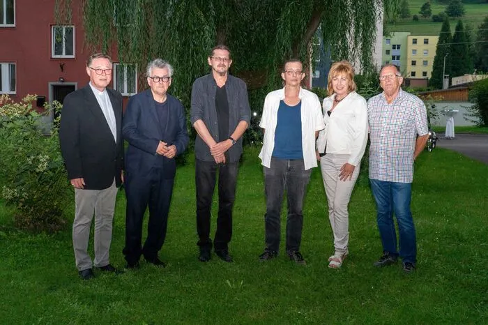 Pfarrer Markus Plöbst, Johannes Silberschneider, Walther Soyka, Karl Stirner, Veranstalterin Gerhild Illmaier (eisenZ*ART) und Wolfgang Frisch, Vorsitzender des Pfarrgemeinderats