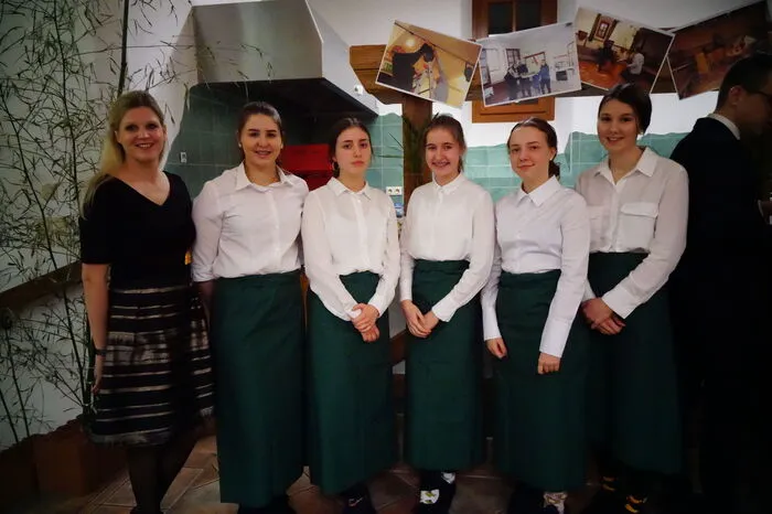 ...während das Service-Team ein dreigängiges Menü mit Weinbegleitung auftischte.