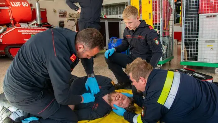 In vielen Fällen trifft die Feuerwehr vor dem Rettungsdienst ein und so ist es notwendig, dass erste Maßnahmen bereits vor Eintreffen der Sanitäter und Notärzte gesetzt werden müssen. Außerdem ist es notwendig, dass während der technischen Menschenrettung alle Einsatzkräfte Hand in Hand arbeiten und eine „gemeinsame Sprache“ sprechen. Deshalb entschloss man sich bei der FF Mooskirchen dazu, zum zweiten Mal einen eigenen Kurs für Trauma First Responder (PHLTS) zu veranstalten.