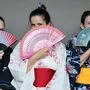 Delegationsleiterin Ines Schöngrundner (Mitte) und die Schülerinnen Carina Knittelfelder und Patricia Sickinger machten in den japanischen Yukatas beste Figur