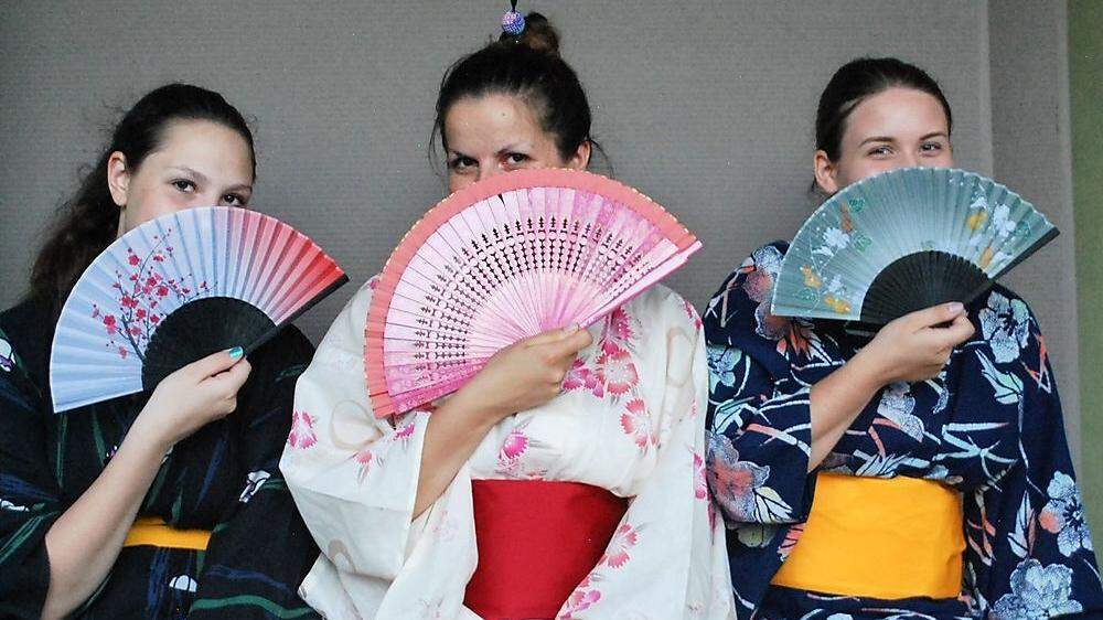 Delegationsleiterin Ines Schöngrundner (Mitte) und die Schülerinnen Carina Knittelfelder und Patricia Sickinger machten in den japanischen Yukatas beste Figur