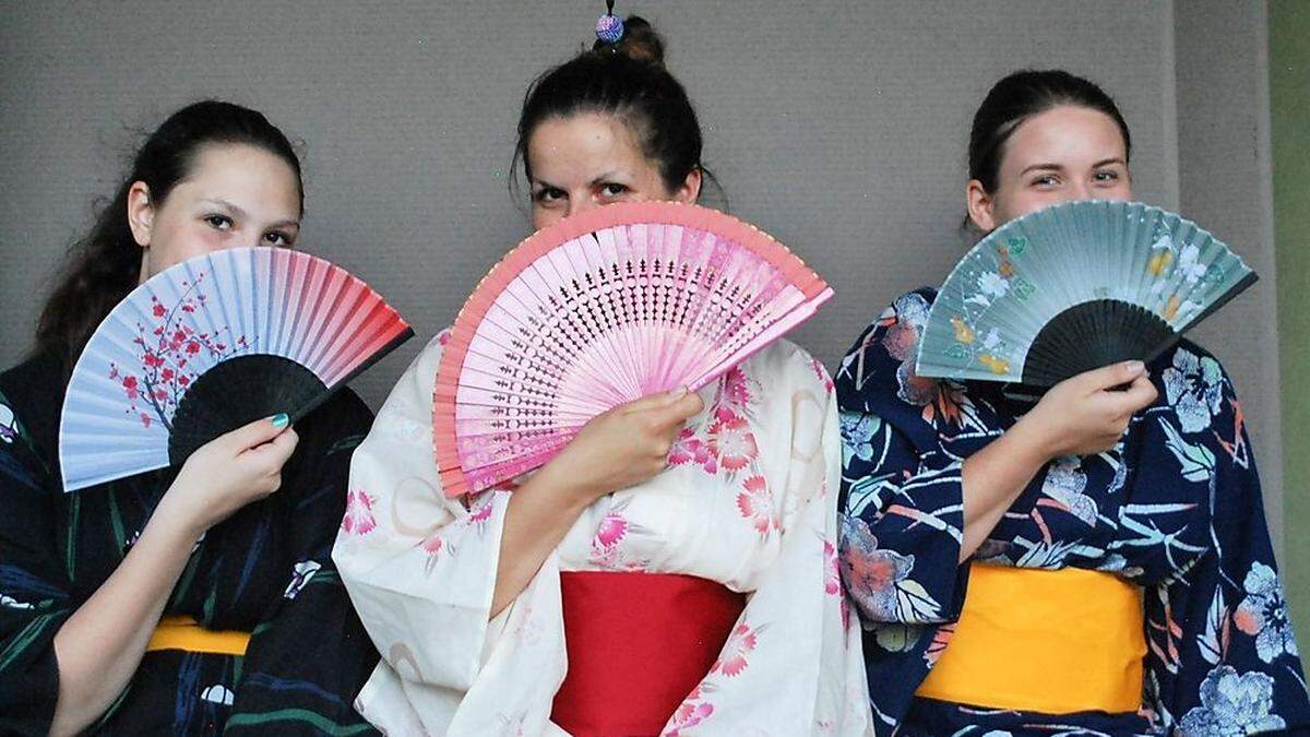 Delegationsleiterin Ines Schöngrundner (Mitte) und die Schülerinnen Carina Knittelfelder und Patricia Sickinger machten in den japanischen Yukatas beste Figur