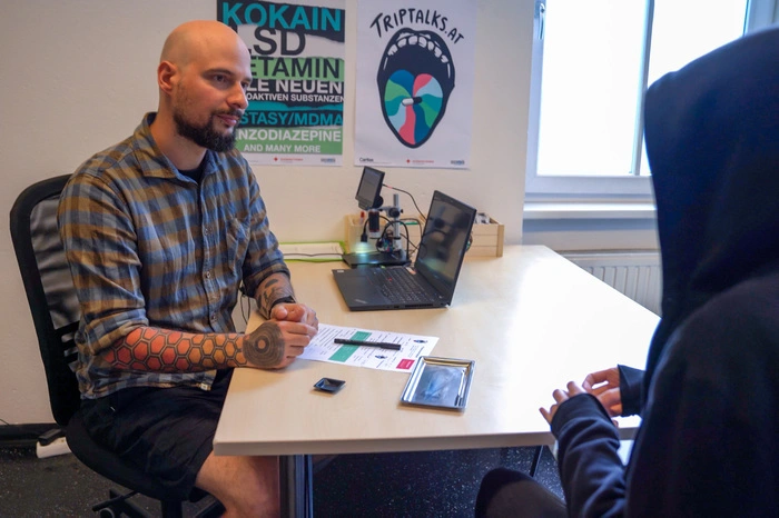 Kontaktladen-Leiter Harald Ploder übernimmt wenige Milligramm einer illegalen Substanz. 