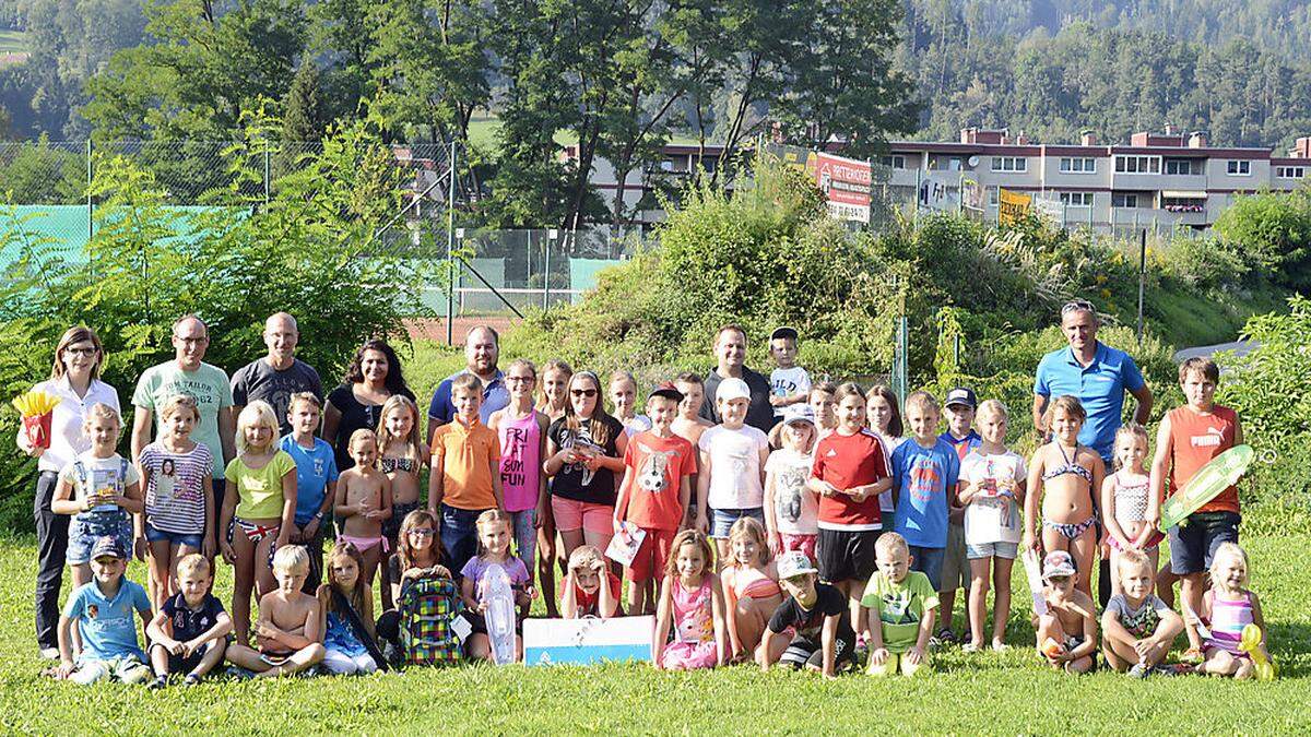 Die Kinder und Jugendlichen beim Ferienabschlussfest mit Vertretern der Stadt und der Sponsoren