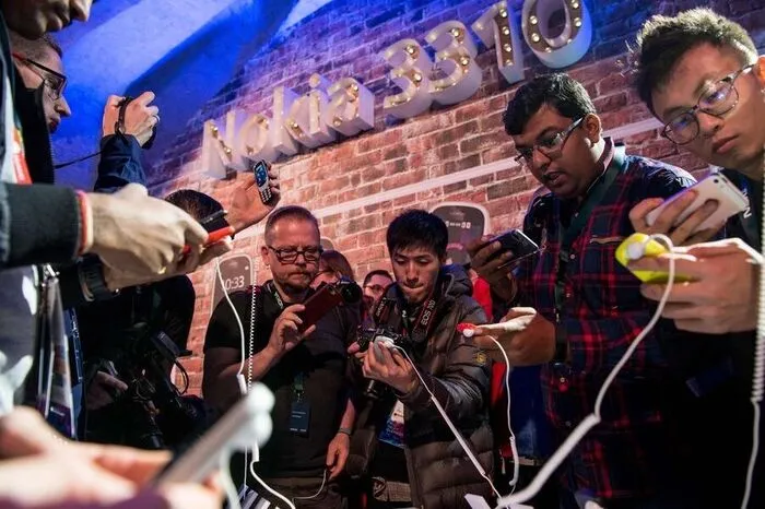 Journalisten bei der Präsentation des neuen Nokia Phone 'Nokia 3310'.