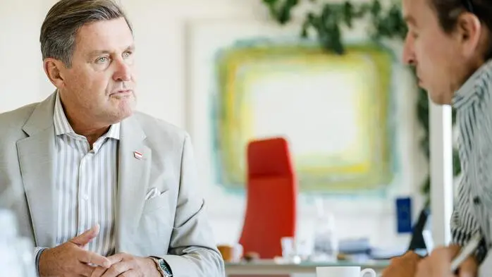 Minister Peter Hanke im Gespräch mit der Kleinen Zeitung