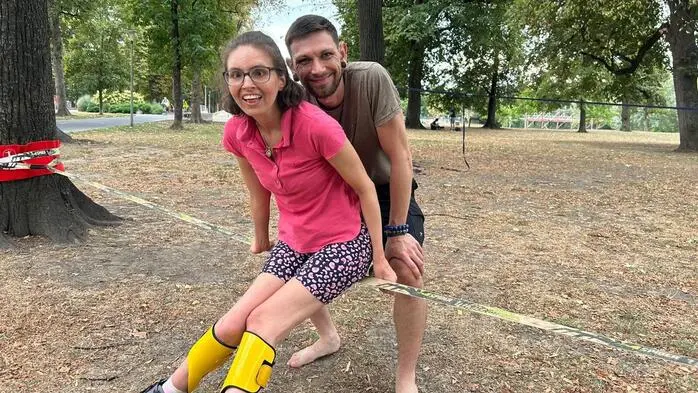 Seit Mai unterstützt Ramon Chifor (r.) Sarah Schlager (l.) im Alltag