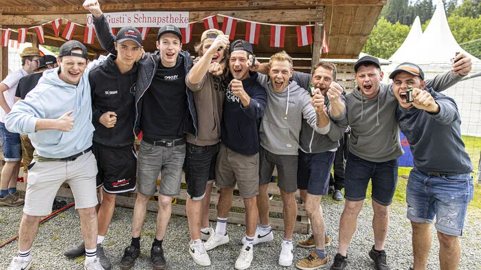 Der zweite Hinti-Cup in Sirnitz wurde mit einem Bieranstich samt Festakt eröffnet.