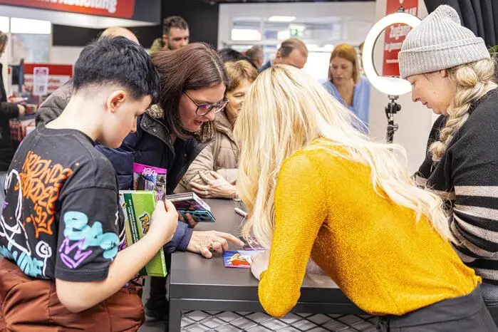 Autogrammstunde Melissa Naschenweng Mediamarkt Villach Jänner 2025