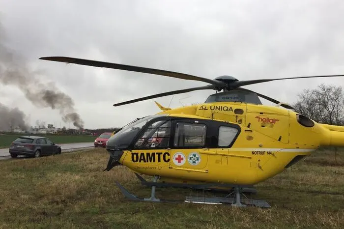 Zahlreiche Feuerwehren rückten aus, ebenso die Notarzthubschrauber "Christophorus 3" und "Christophorus 9". Das Rote Kreuz entsandte zwei Notarzt- und zehn Rettungswagen. Auch ein Polizeihubschrauber stand im Einsatz.  
