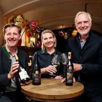 Martin Palz, Geschäftsführer Wein Steiermark, die Steirerkrimi-Autorin Claudia Rossbacher und Stadtrat Günter Riegler bewerteten die Weine.